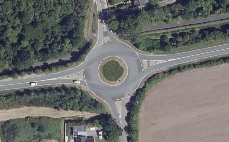 Vue aérienne du Rond-point anonyme n°85659242