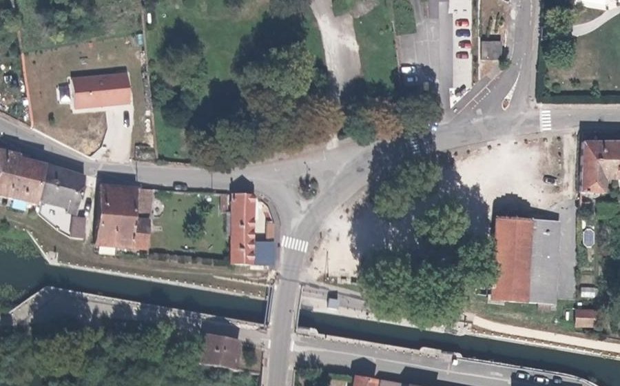 Vue aérienne du Rond-point anonyme n°85680543