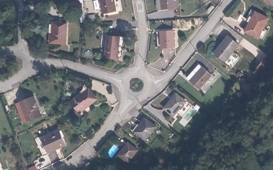 Vue aérienne du Rond-point anonyme n°85684241
