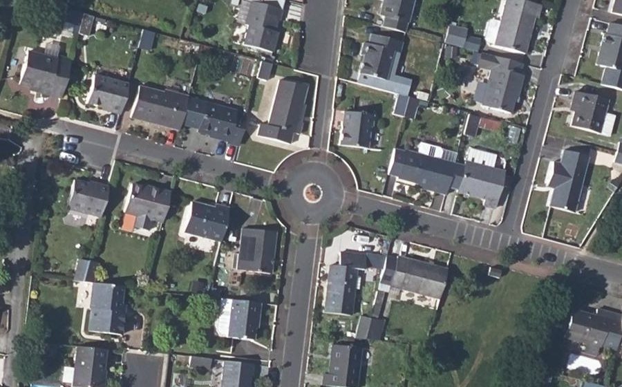 Vue aérienne du Rond-point anonyme n°85692074