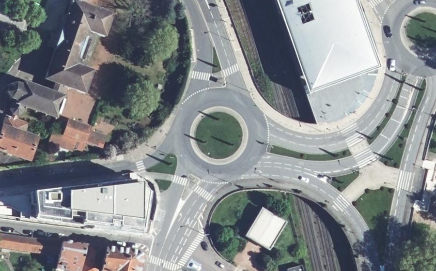 Vue aérienne du Rond-point anonyme n°85704583