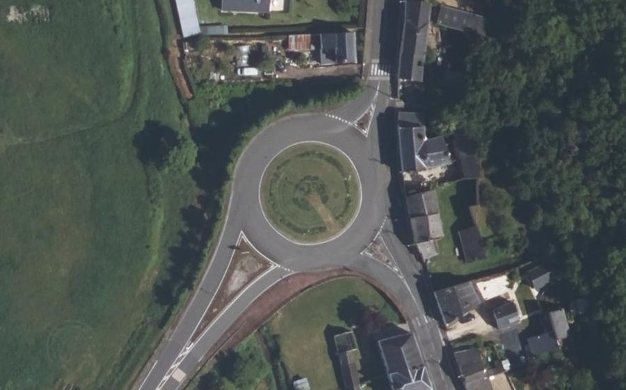 Vue aérienne du Rond-point anonyme n°85707271