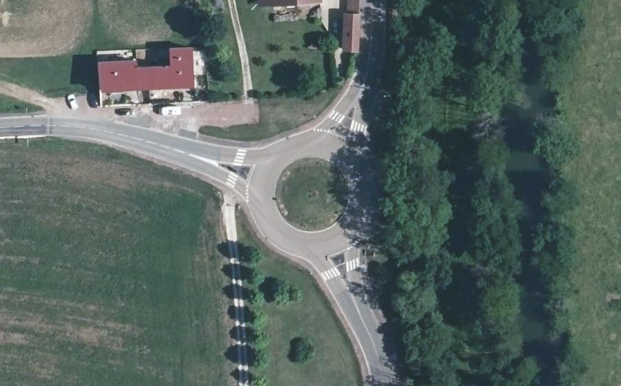 Vue aérienne du Rond-point anonyme n°85711915