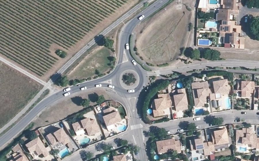 Vue aérienne du Rond-point anonyme n°85718899
