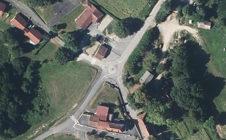 Vue aérienne du Rond-point anonyme n°857240082