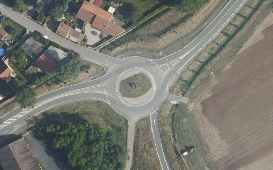 Vue aérienne du Rond-point anonyme n°857467388