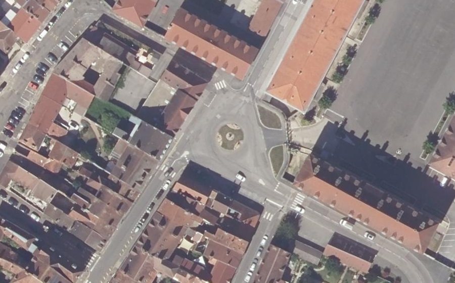Vue aérienne du Rond-point anonyme n°85754532