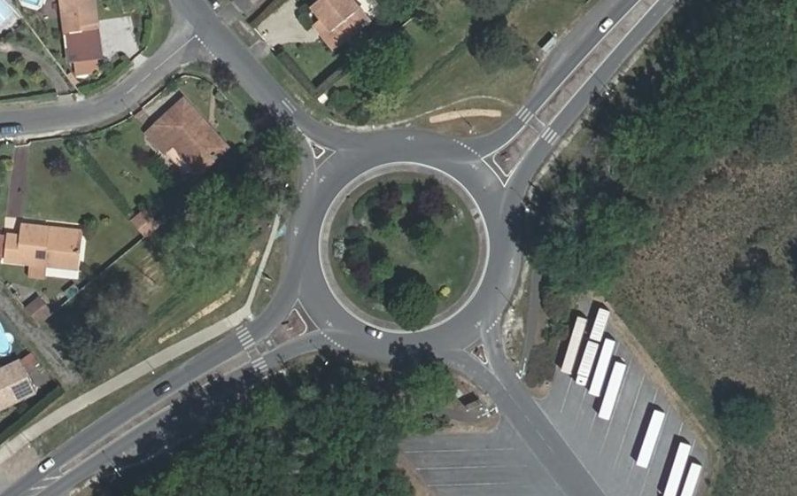Vue aérienne du Rond-point anonyme n°85763615