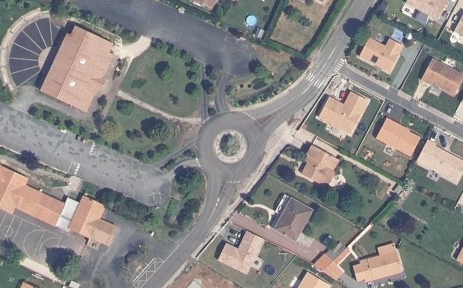 Vue aérienne du Rond-point anonyme n°85764239