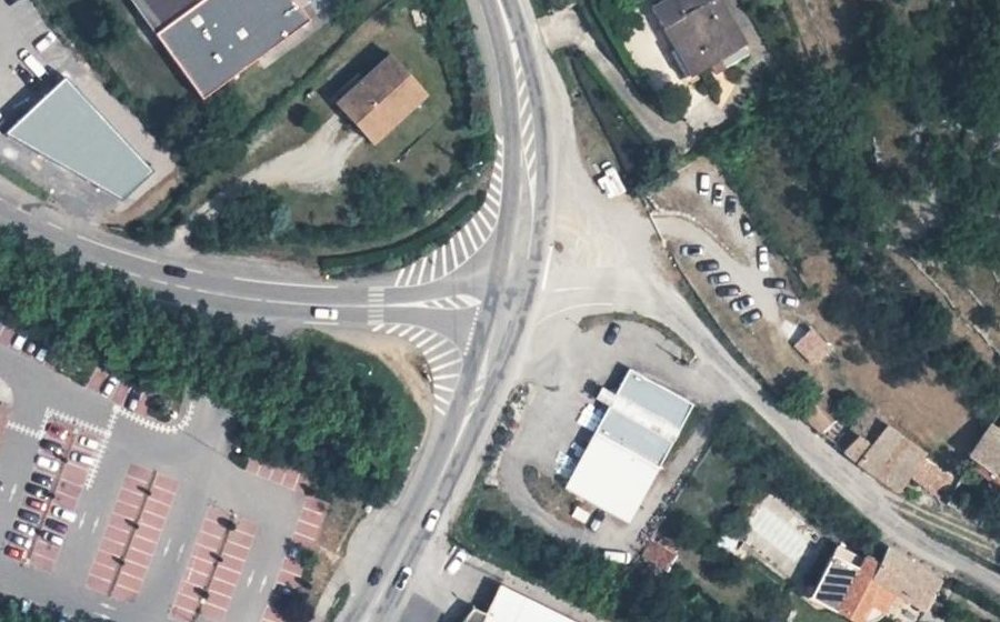 Vue aérienne du Rond-point anonyme n°857834689