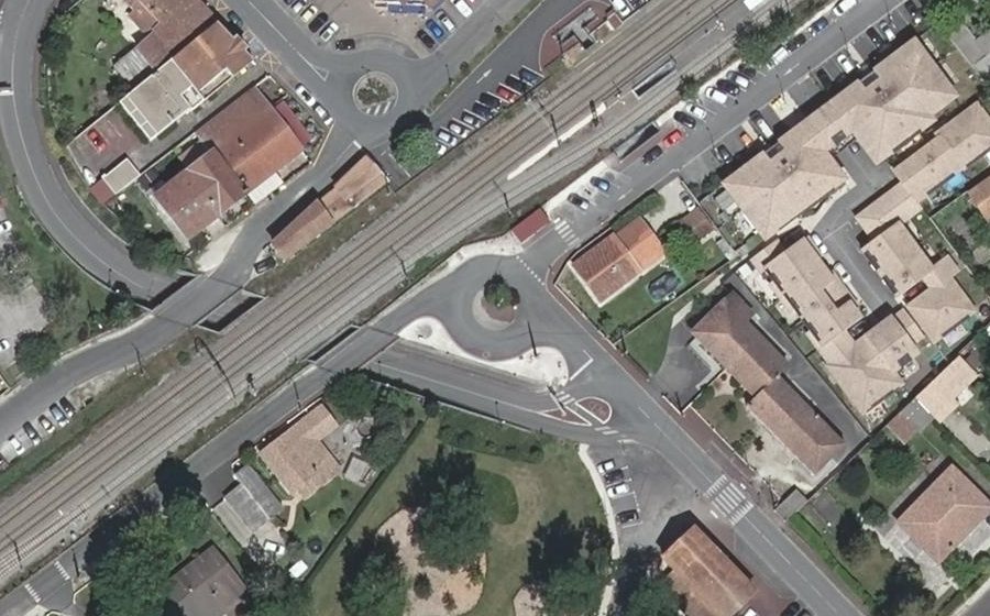 Vue aérienne du Rond-point anonyme n°85808714