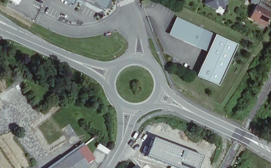 Vue aérienne du Rond-point anonyme n°85815581