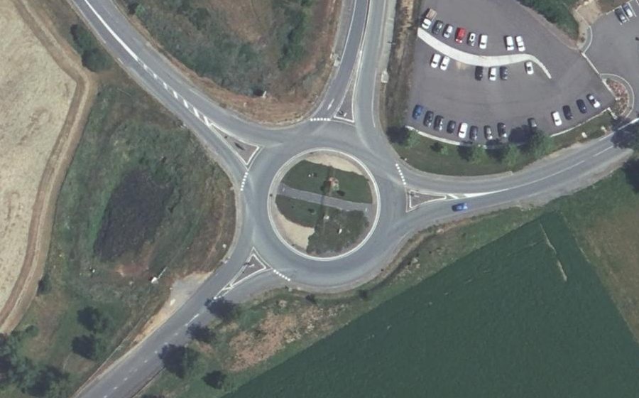 Vue aérienne du Rond-point anonyme n°85826484