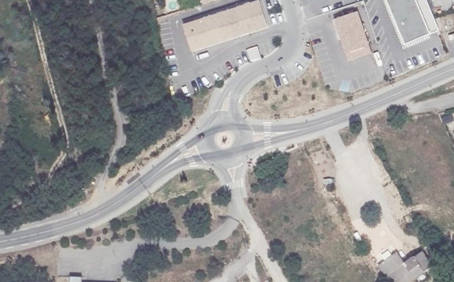 Vue aérienne du Rond-point anonyme n°85828436