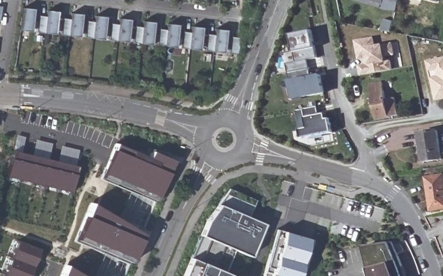 Vue aérienne du Rond-point anonyme n°85848465