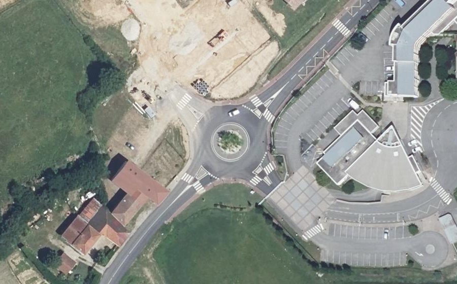 Vue aérienne du Rond-point anonyme n°858697864