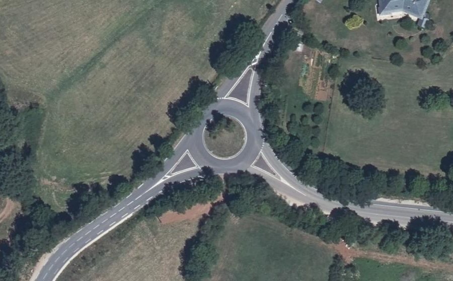 Vue aérienne du Rond-point anonyme n°85877858