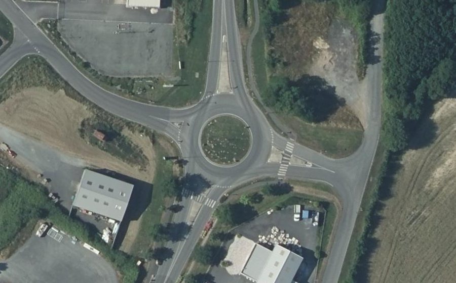 Vue aérienne du Rond-point anonyme n°85959588