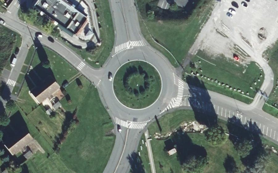 Vue aérienne du Rond-point anonyme n°86069736