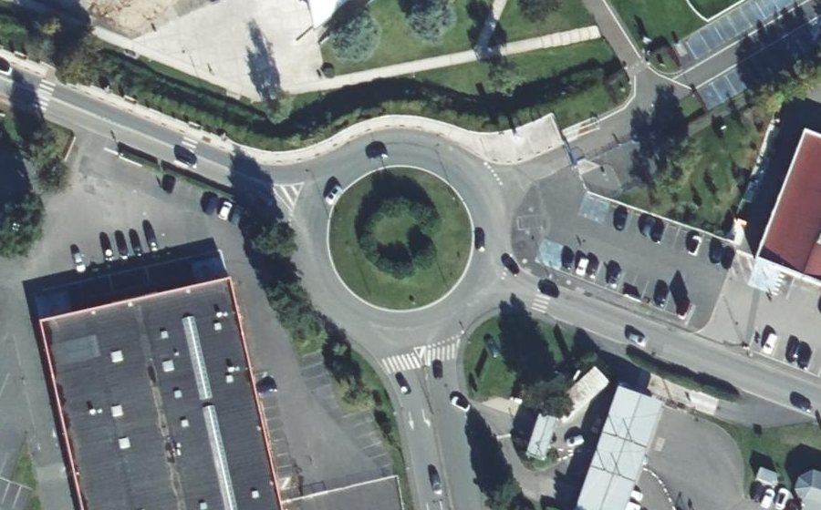 Vue aérienne du Rond-point anonyme n°86069763