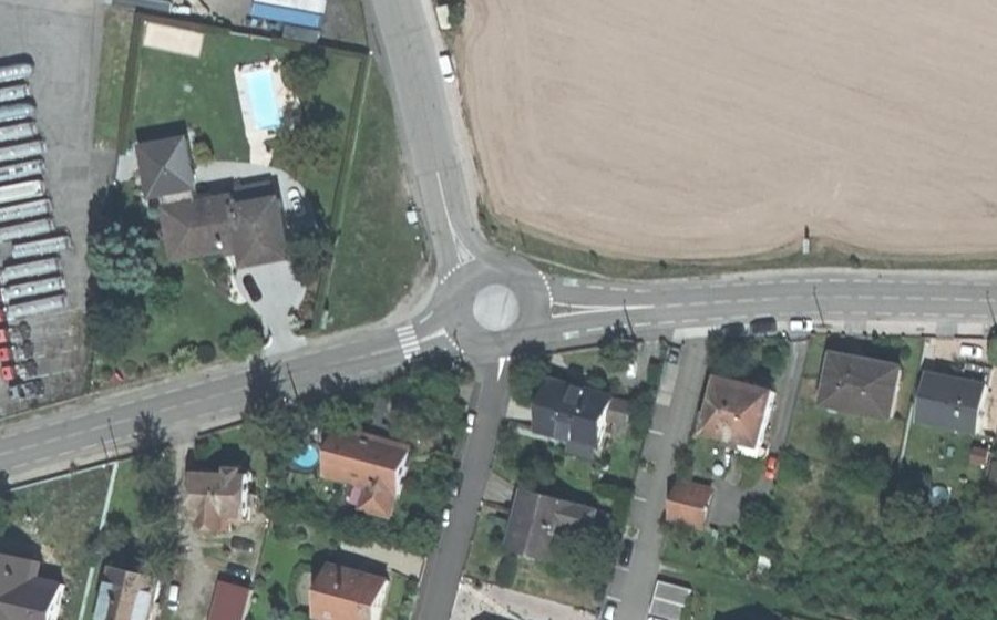 Vue aérienne du Rond-point anonyme n°861058076