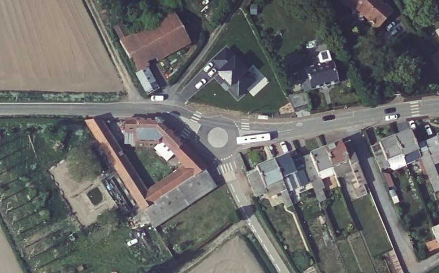 Vue aérienne du Rond-point anonyme n°861204261