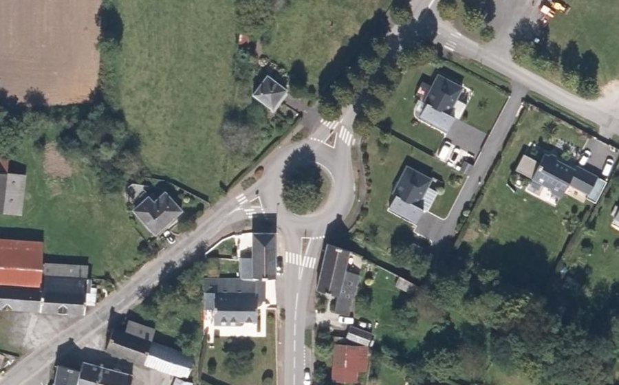 Vue aérienne du Rond-point anonyme n°86134247