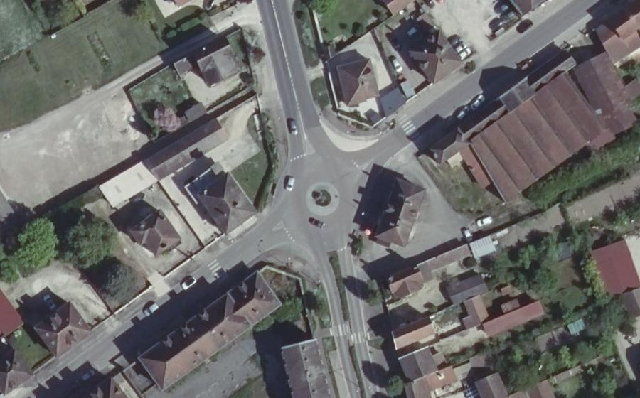 Vue aérienne du Rond-point anonyme n°86216543