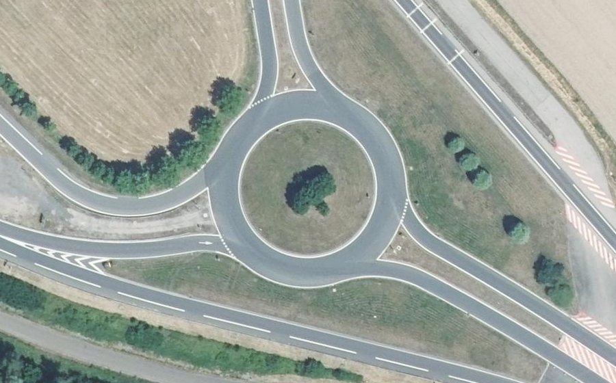 Vue aérienne du Rond-point anonyme n°86218550