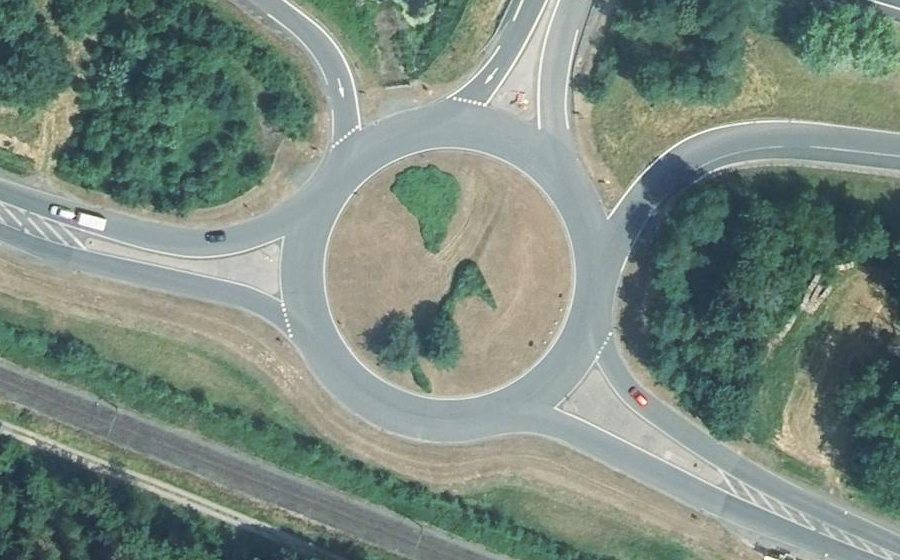 Vue aérienne du Rond-point anonyme n°86219390