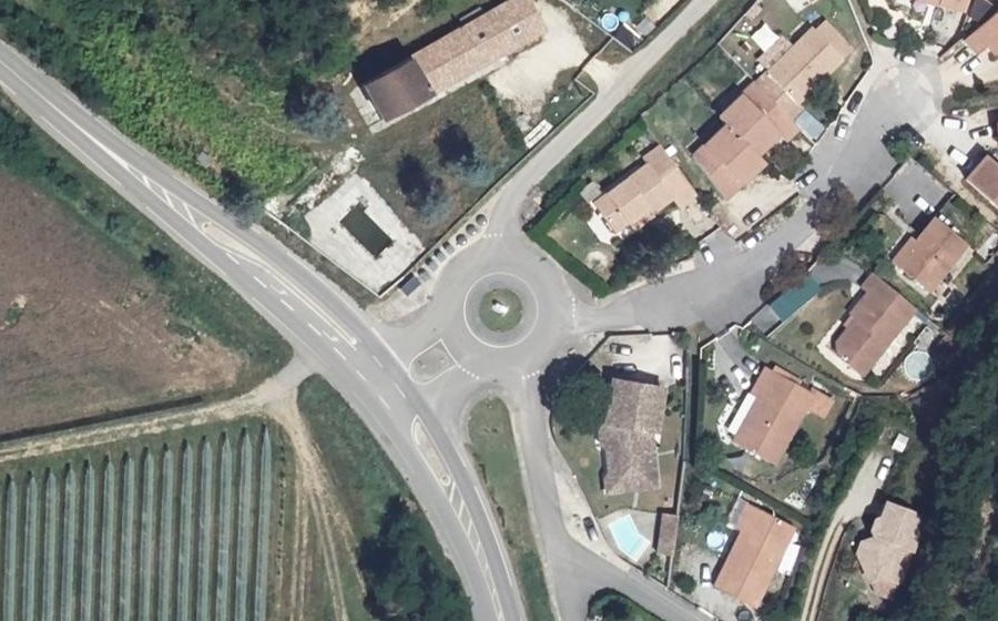 Vue aérienne du Rond-point anonyme n°862223590