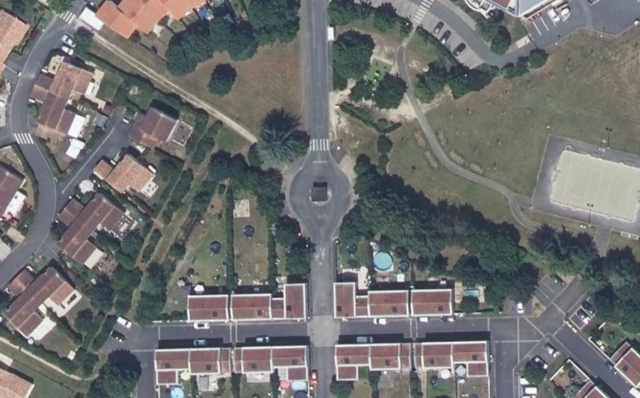 Vue aérienne du Rond-point anonyme n°86279192