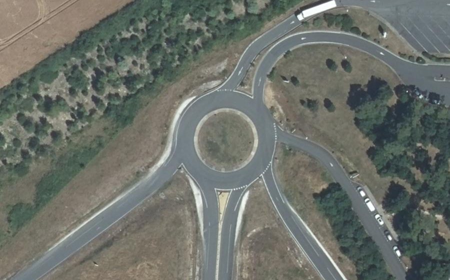 Vue aérienne du Rond-point anonyme n°86299459