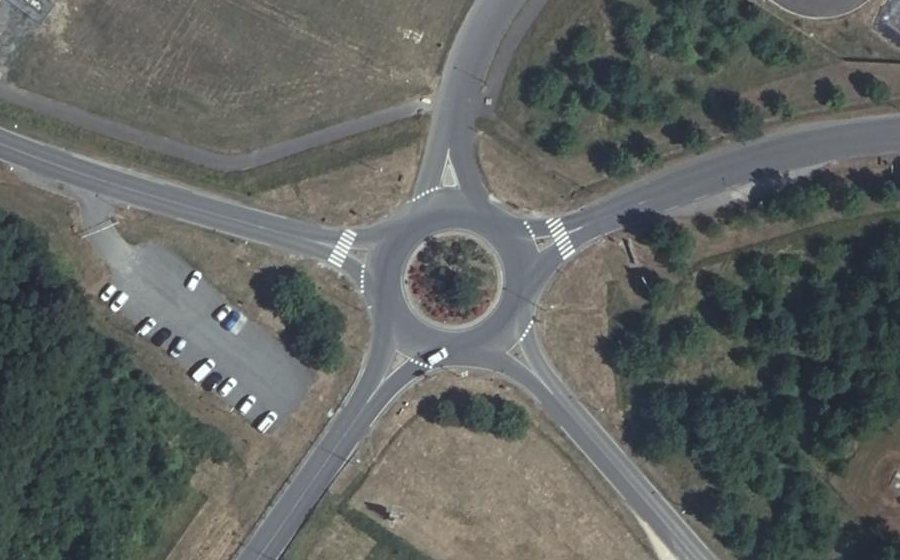 Vue aérienne du Rond-point anonyme n°86299655