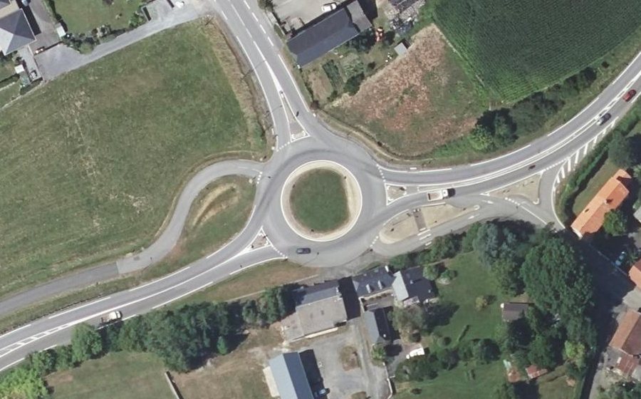 Vue aérienne du Rond-point anonyme n°863081579