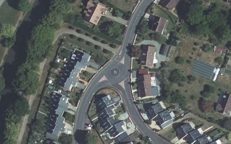 Vue aérienne du Rond-point anonyme n°863227407
