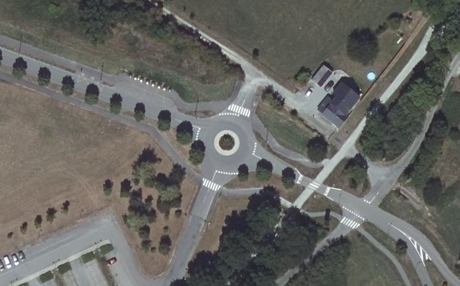 Vue aérienne du Rond-point anonyme n°863239674