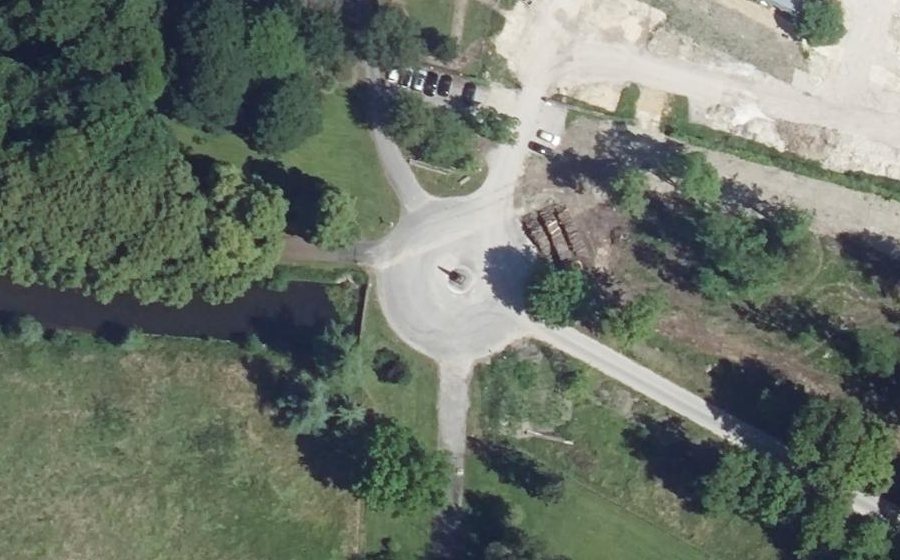 Vue aérienne du Rond-point anonyme n°86331729