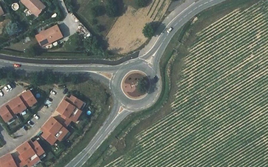 Vue aérienne du Rond-point anonyme n°86332597