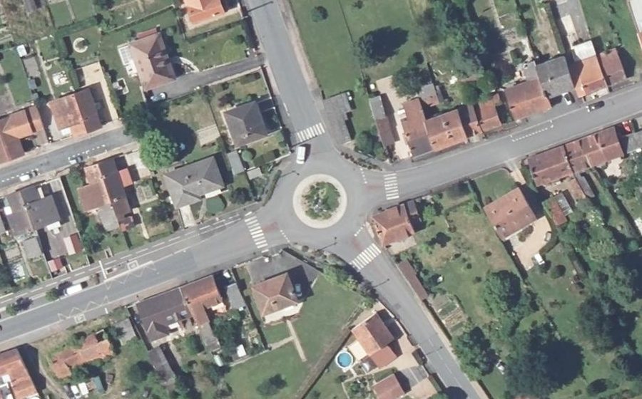 Vue aérienne du Rond-point anonyme n°86335783
