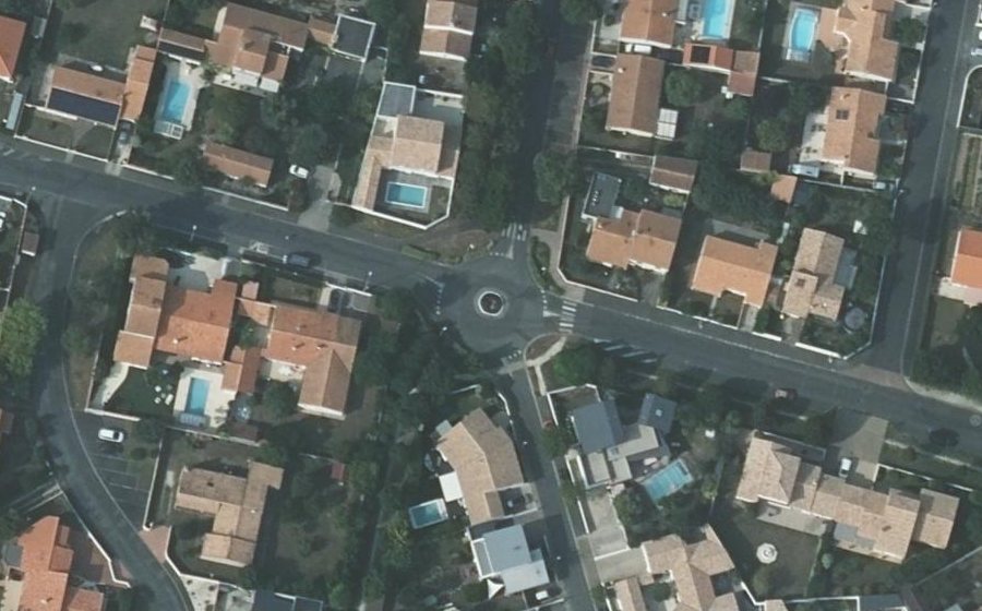 Vue aérienne du Rond-point anonyme n°86347353