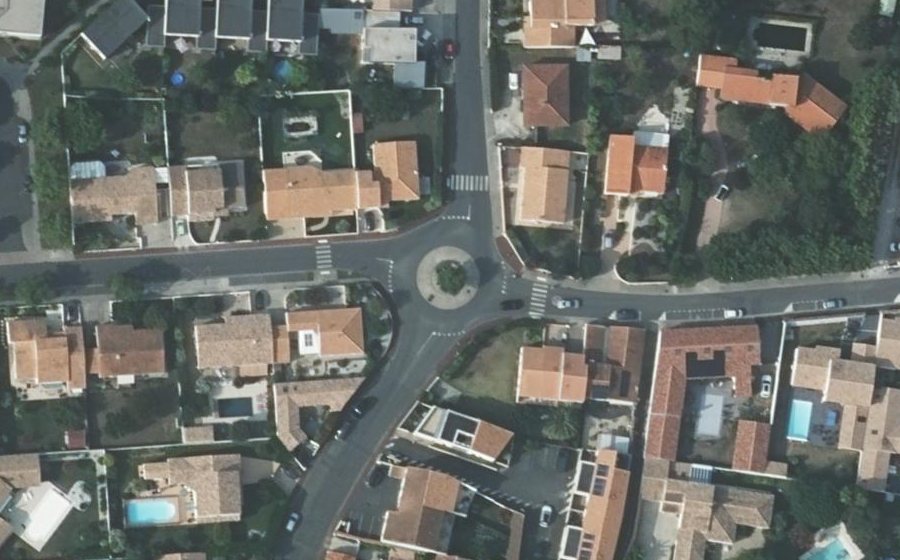 Vue aérienne du Rond-point anonyme n°86348214
