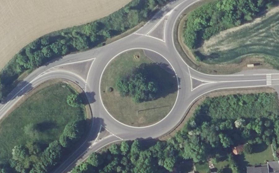 Vue aérienne du Rond-point anonyme n°86381468