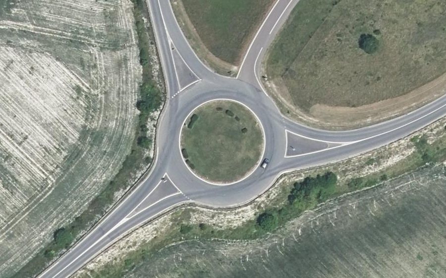 Vue aérienne du Rond-point anonyme n°86383165