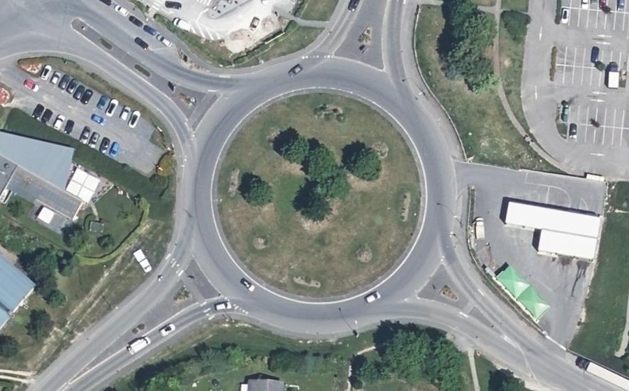 Vue aérienne du Rond-point anonyme n°86383170