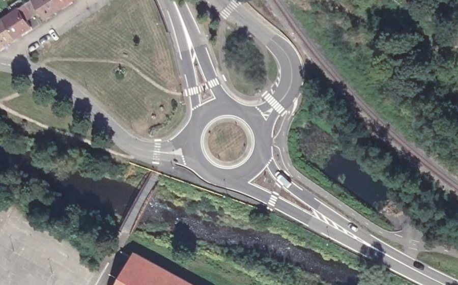 Vue aérienne du Rond-point anonyme n°86403497