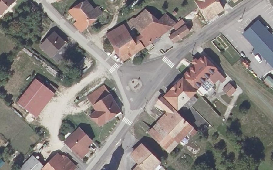 Vue aérienne du Rond-point anonyme n°864109101