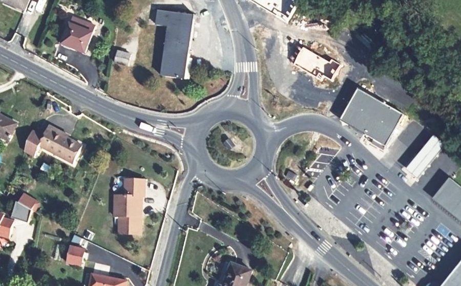 Vue aérienne du Rond-point anonyme n°86418788