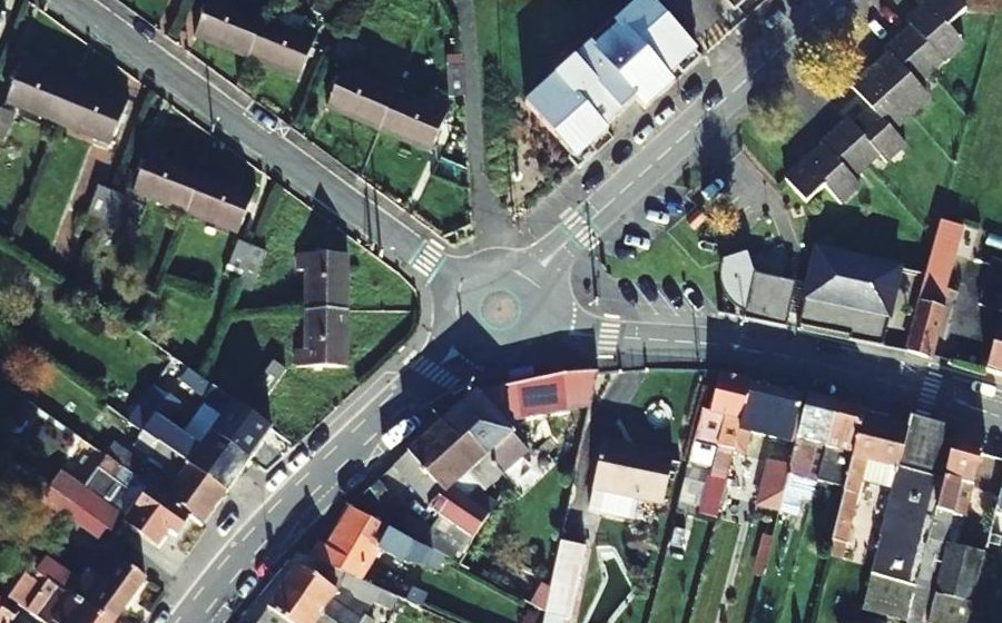Vue aérienne du Rond-point anonyme n°864670201