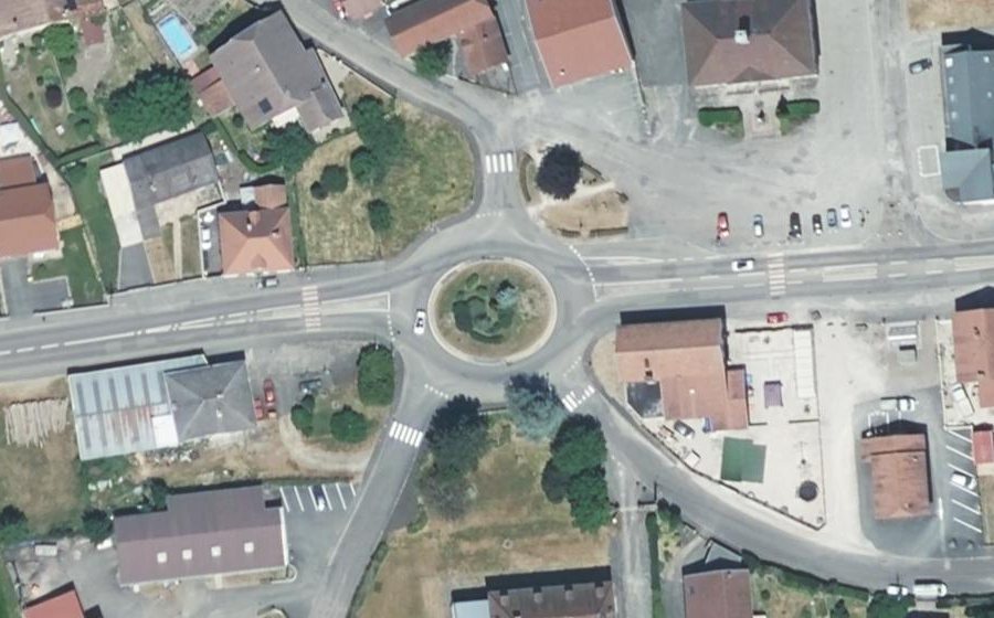 Vue aérienne du Rond-point anonyme n°86499325